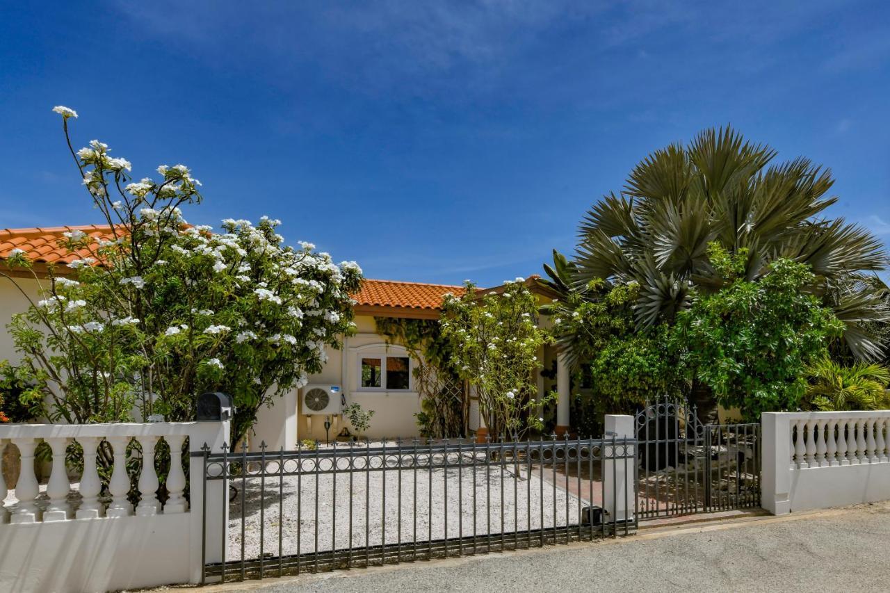 Villa Swiss Paradise With Private Pool Palm Beach Exteriör bild